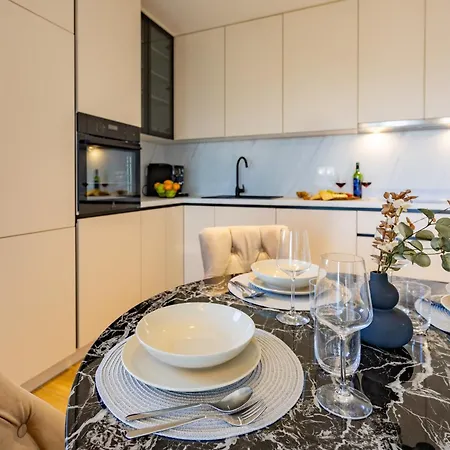 Kotisina J Parking Included Apartment Makarska