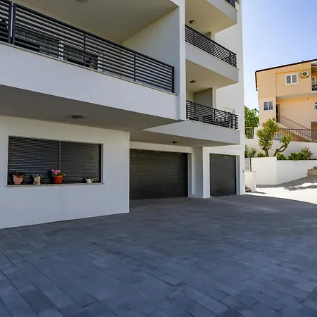 Kotisina J Parking Included Appartement Makarska