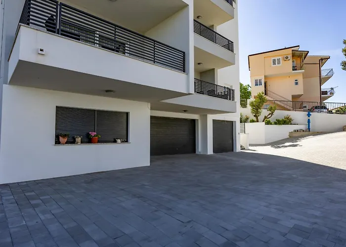 Kotisina J Parking Included Appartement Makarska